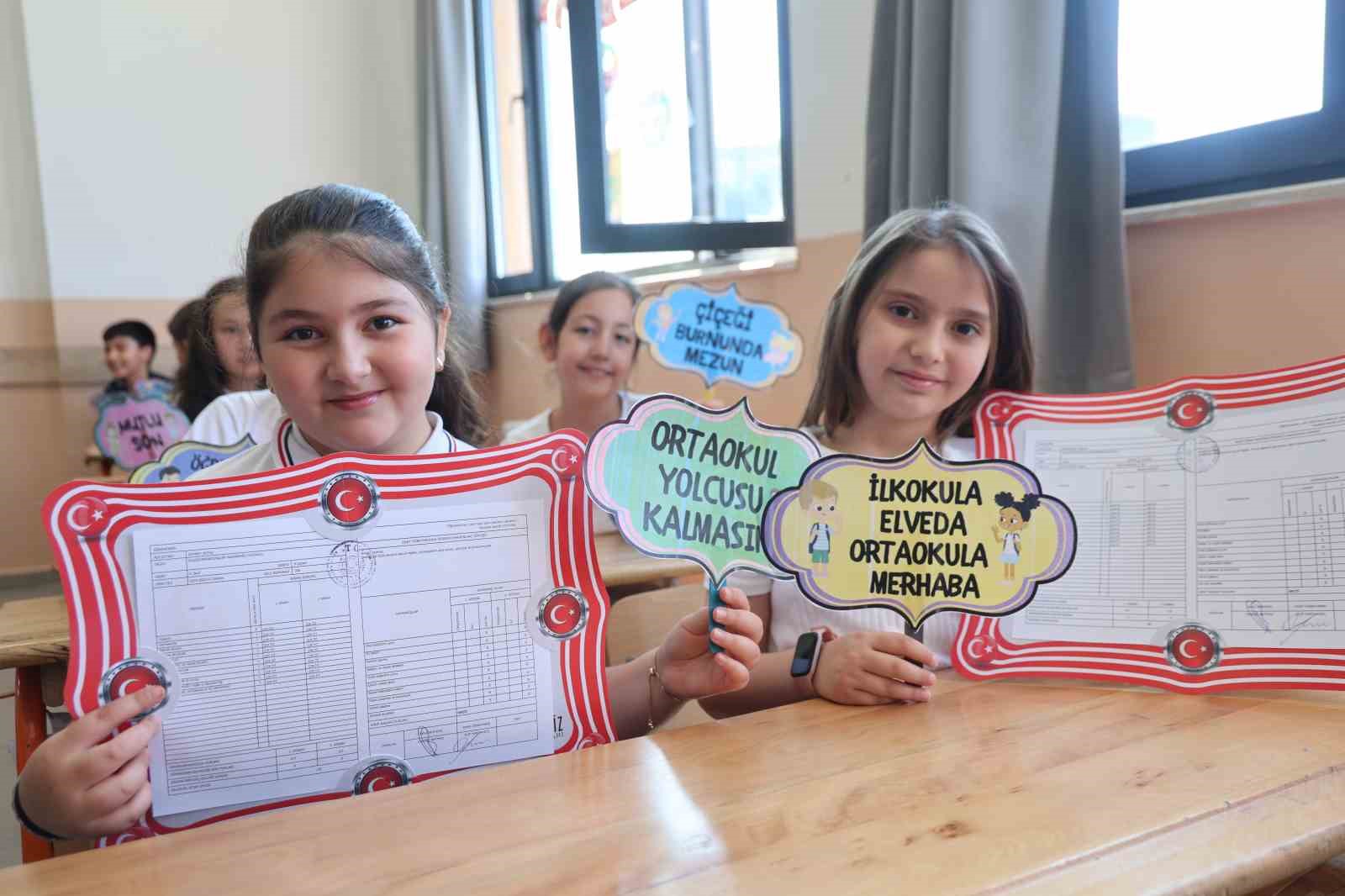 Elazığ’da 122 bin öğrenci karne heyecanı yaşadı