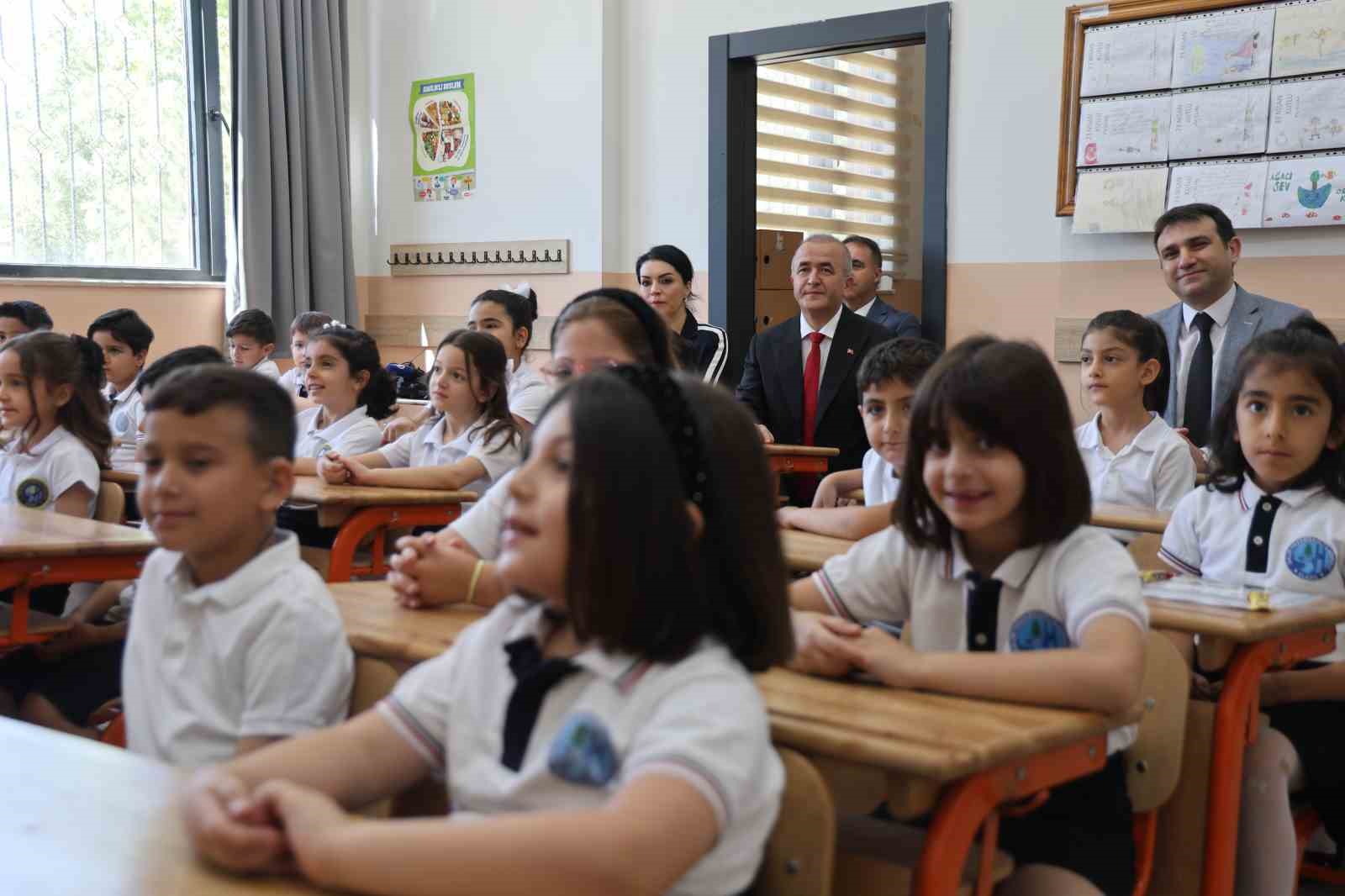 Elazığ&rsquo;da 122 bin &ouml;ğrenci karne heyecanı yaşadı
