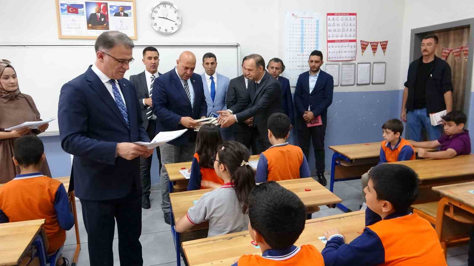 Van’da öğrencilerin karne heyecanı