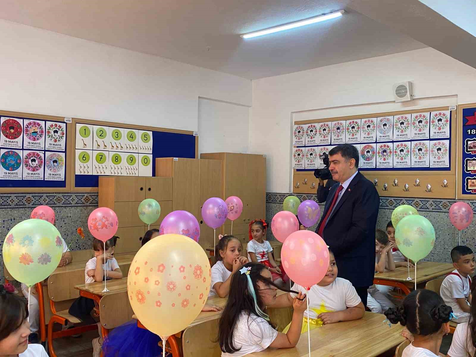 Ankara Valisi Şahin öğrencilere karne dağıttı
