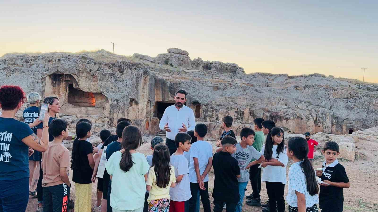 Diyarbakır’da 30 yetim ve öksüz çocuğa karne hediyesi olarak bisiklet verildi
