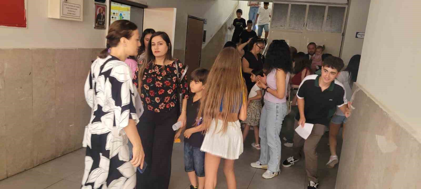 Adana&rsquo;da 522 bini aşkın &ouml;ğrenci karne aldı
