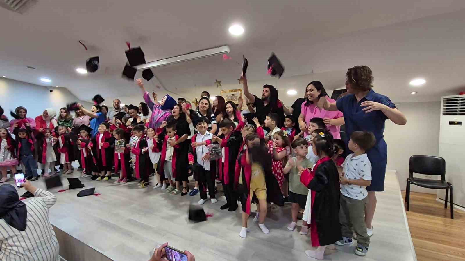 Özel minikler kep atıp mezuniyet coşkusu yaşadı