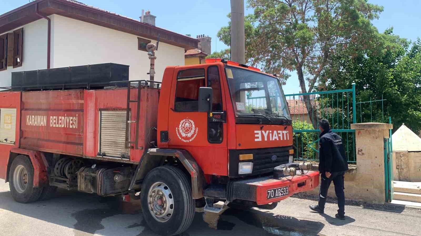 Karaman&rsquo;da cami avlusundaki kuru otlar tutuştu
