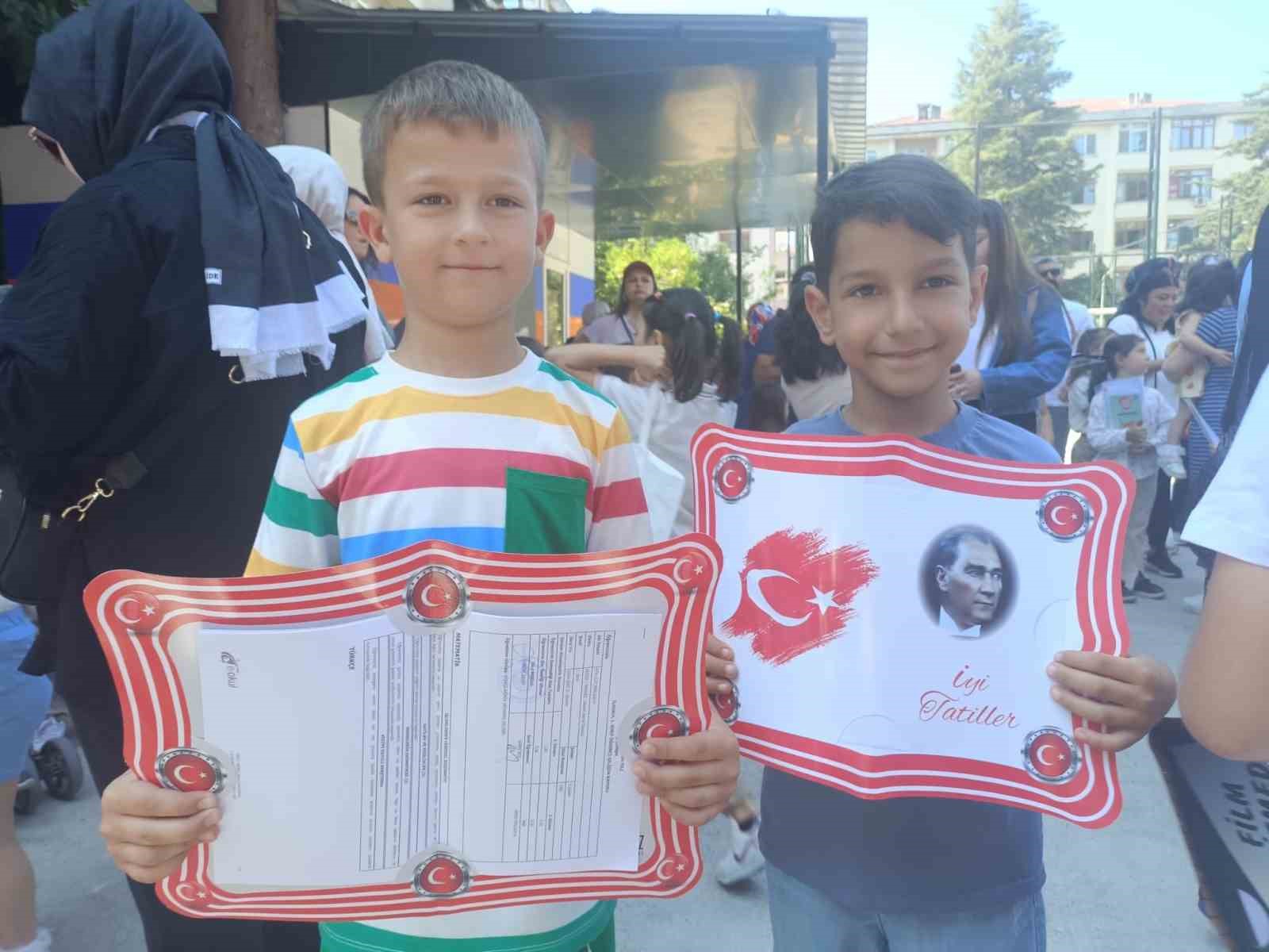 Düzce’de 76 bin 838 öğrenci karne sevinci yaşadı