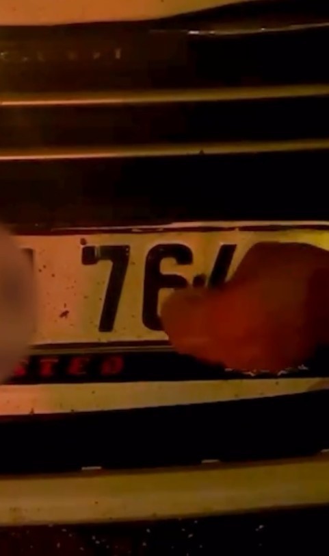 Plaka sahteciliği su&ccedil;unu trafik &ccedil;evirmesi ortaya &ccedil;ıkardı
