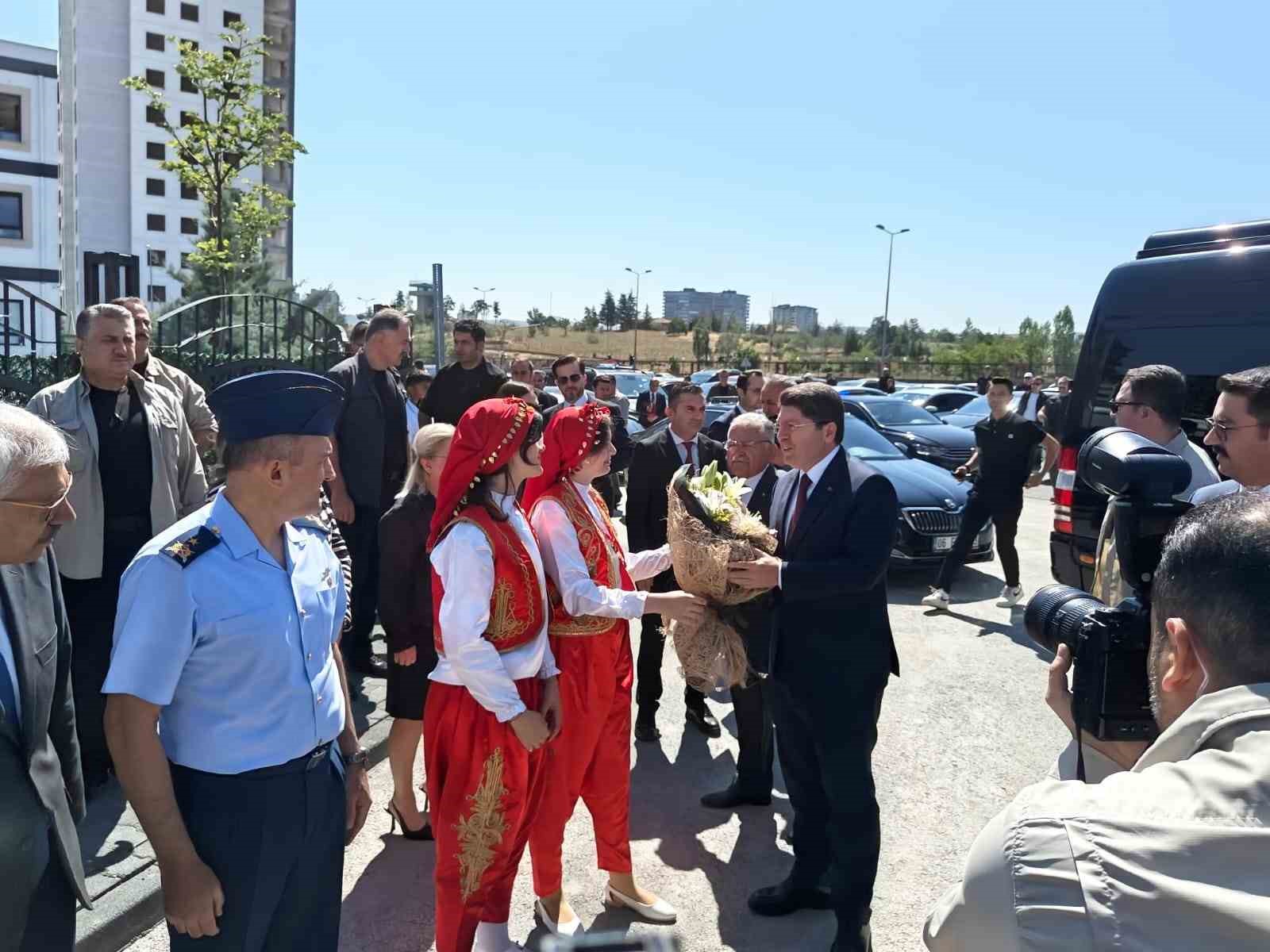 Bakan Tun&ccedil;, &ccedil;ocukların karne heyecanına ortak oldu
