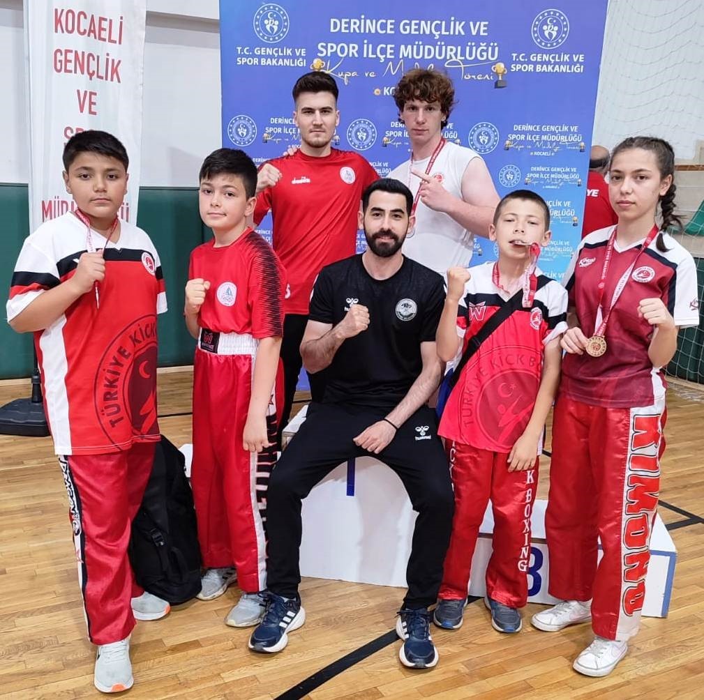 Körfez GB sporcuları madalya kürsüsünde