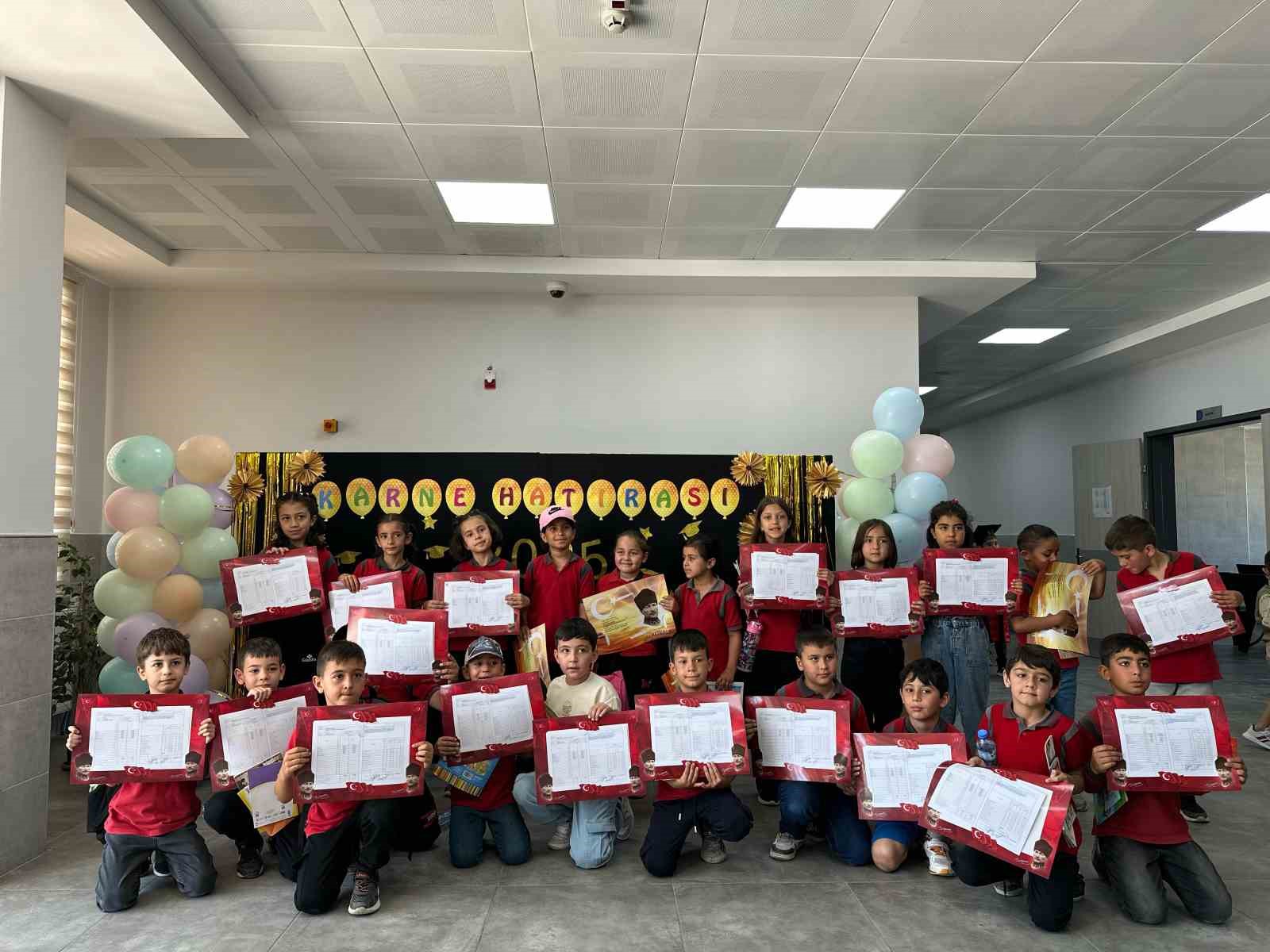 Burdur’da 42 bin öğrenci karnelerini aldı, yaz tatili başladı