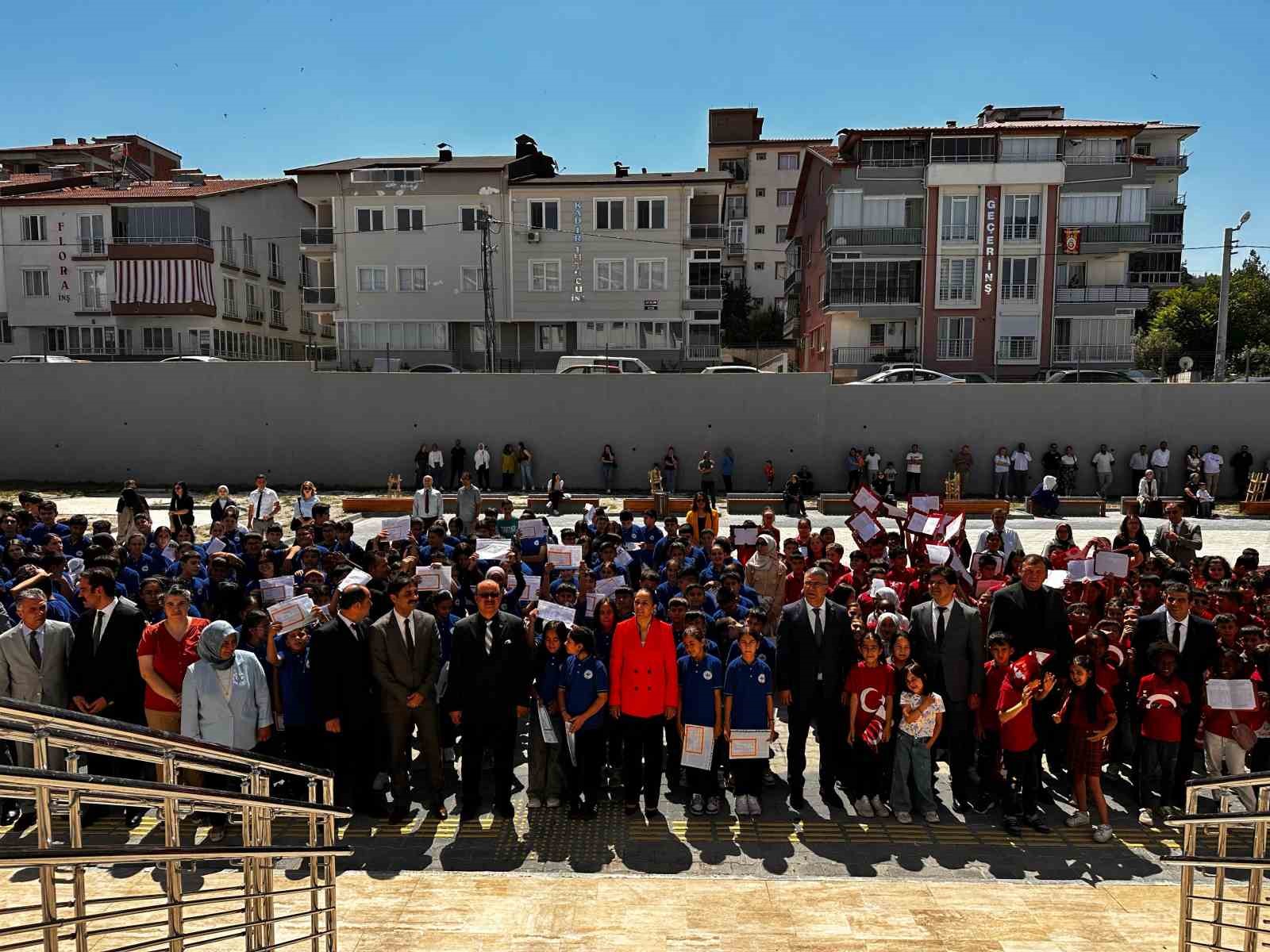 Burdur’da 42 bin öğrenci karnelerini aldı, yaz tatili başladı
