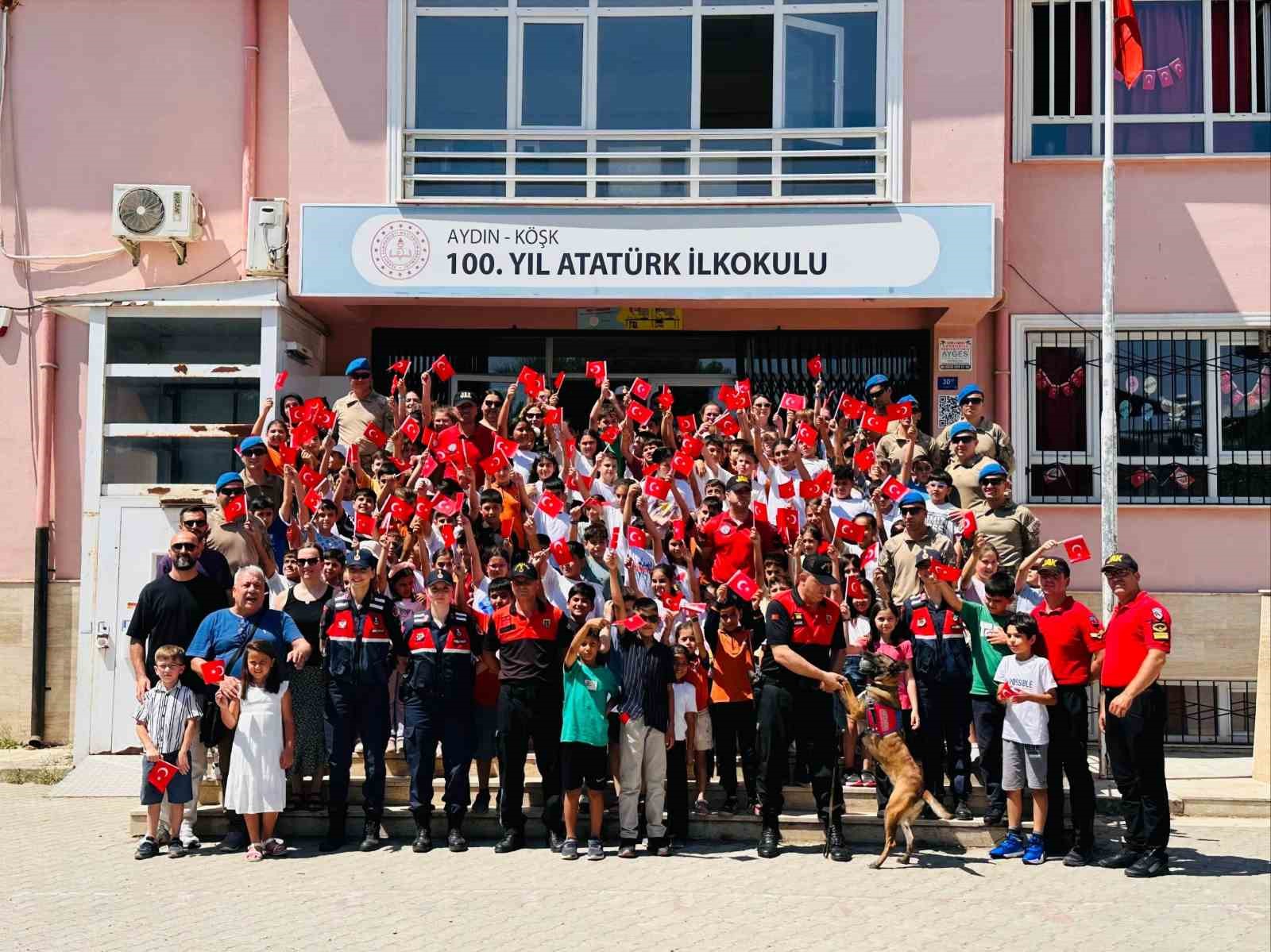 Jandarma sürprizle geldi, çocuklar sevindi