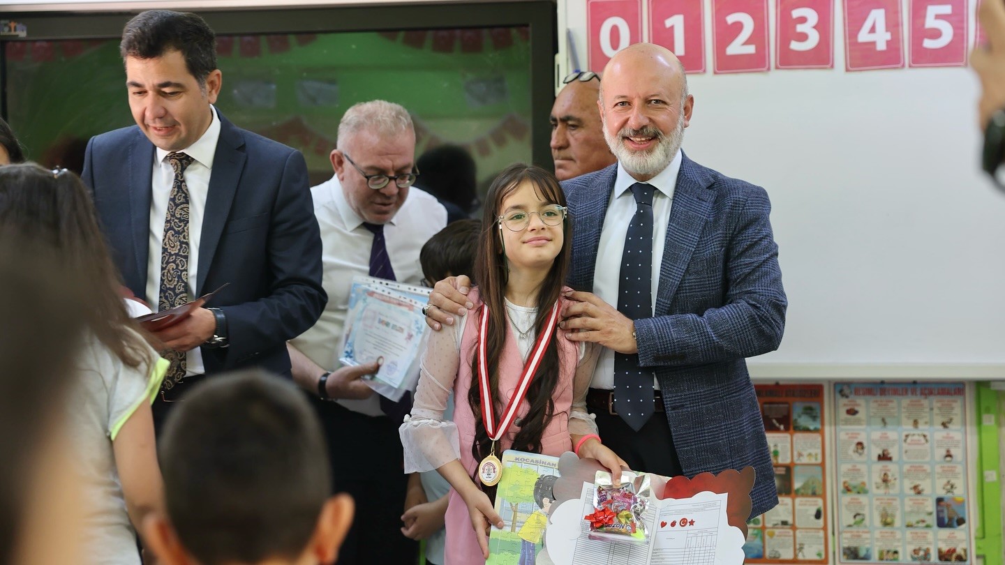 Başkan &Ccedil;olakbayrakdar, &ouml;ğrencilerin karne sevincine ortak oldu
