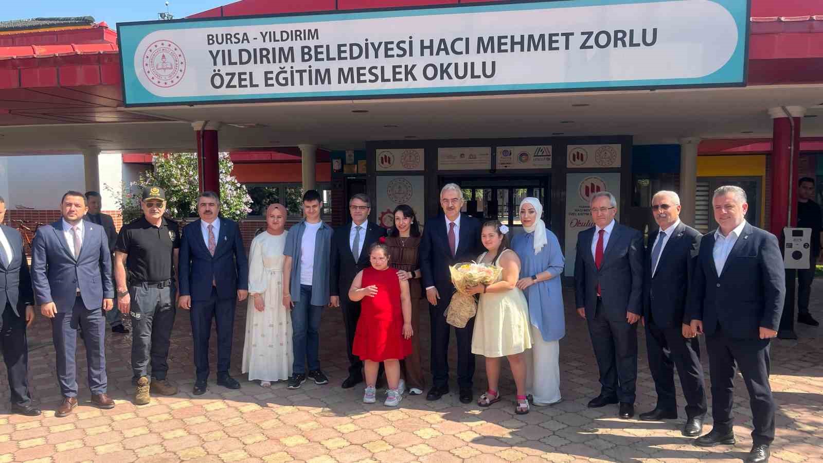 Bursa&rsquo;da 656 bin 200 öğrenci karne heyecanı yaşadı