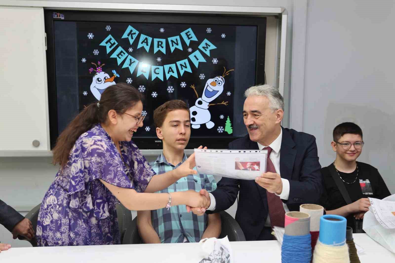 Bursa&rsquo;da 656 bin 200 &ouml;ğrenci karne heyecanı yaşadı
