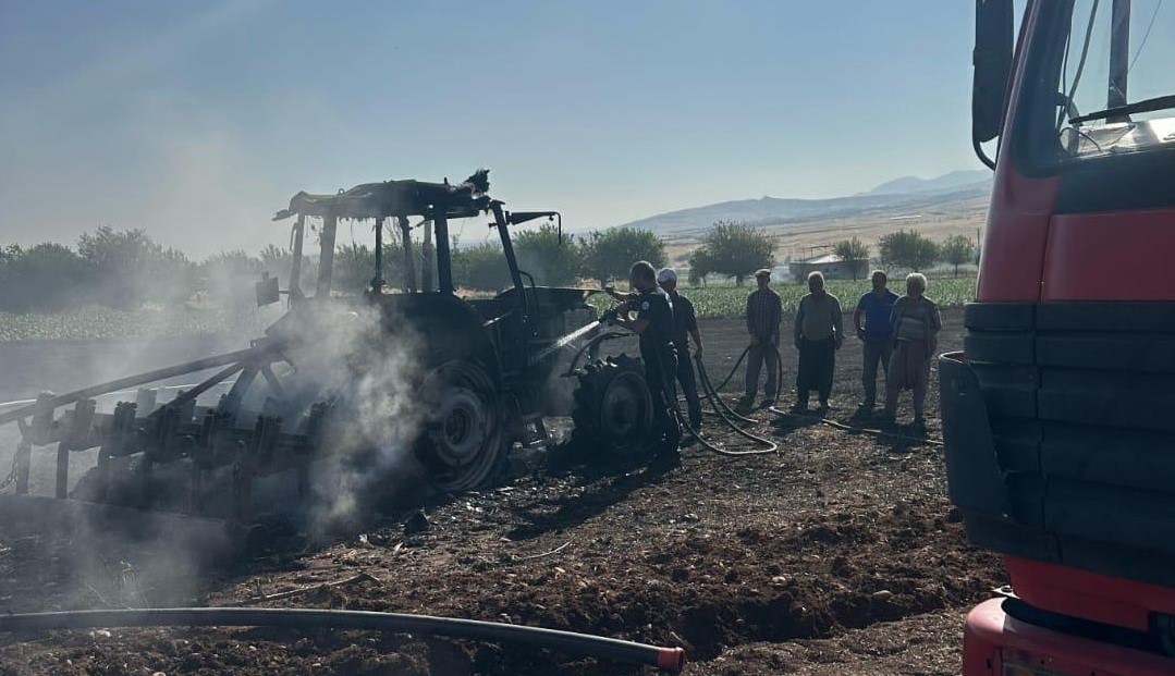 Anız yangını m&uuml;dahale etmek isterken yandı
