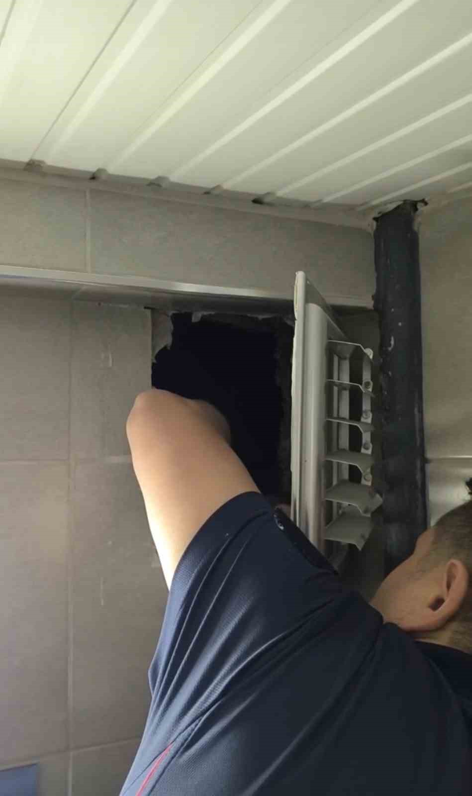 Kuaf&ouml;r&uuml;n havalandırma boşluğuna sıkışan g&uuml;vercini itfaiye ekipleri kurtardı
