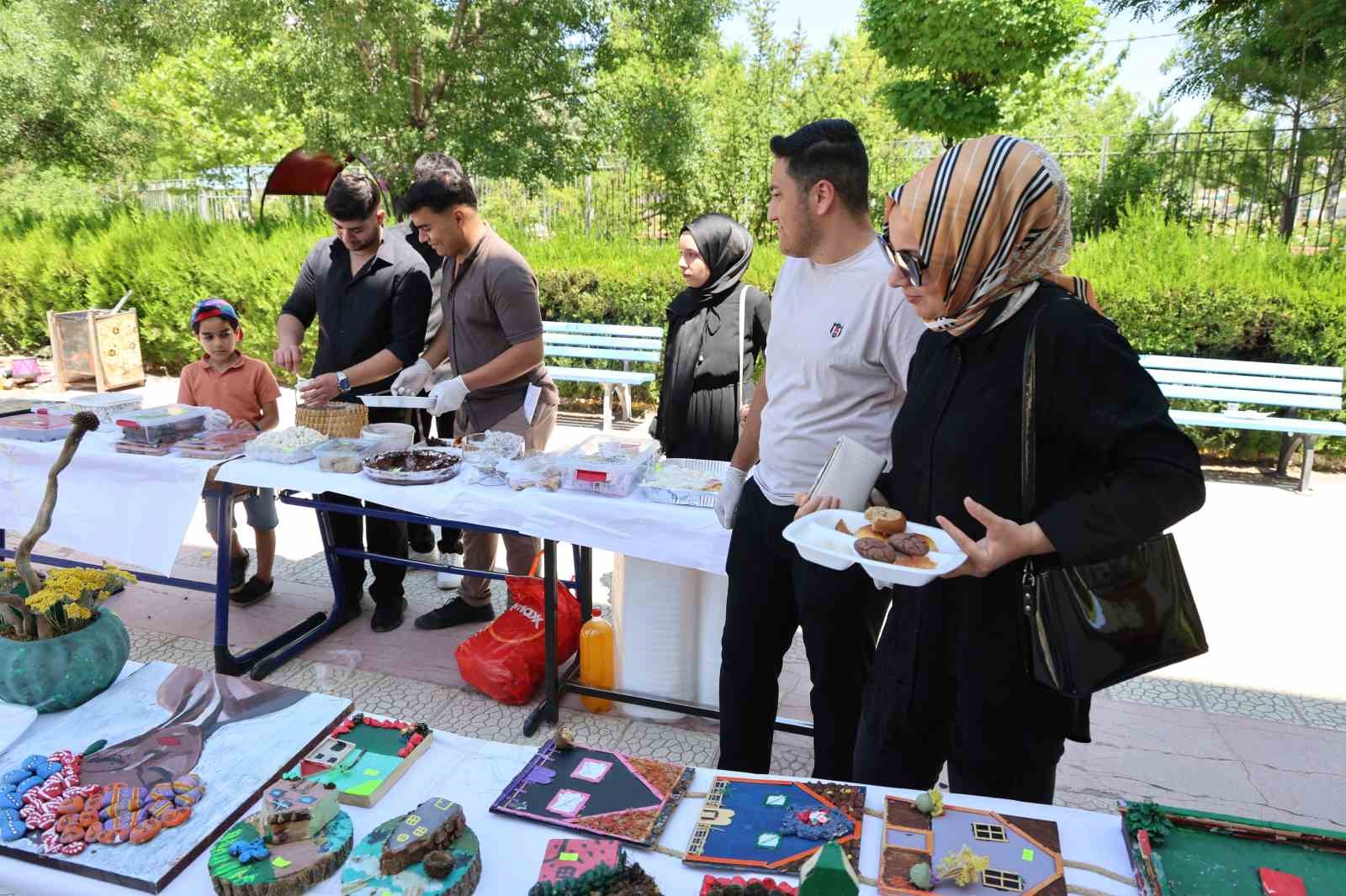 Karnelerini aldılar, yardım için okulu terk etmediler