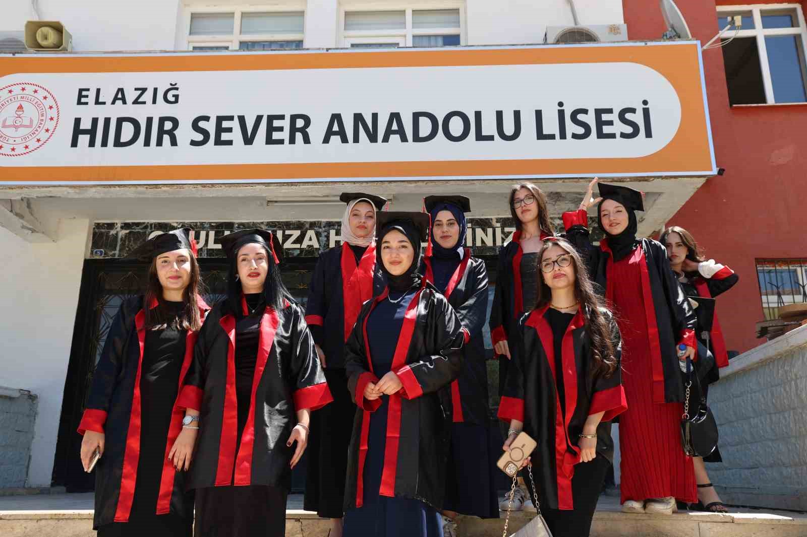 Karnelerini aldılar, yardım i&ccedil;in okulu terk etmediler
