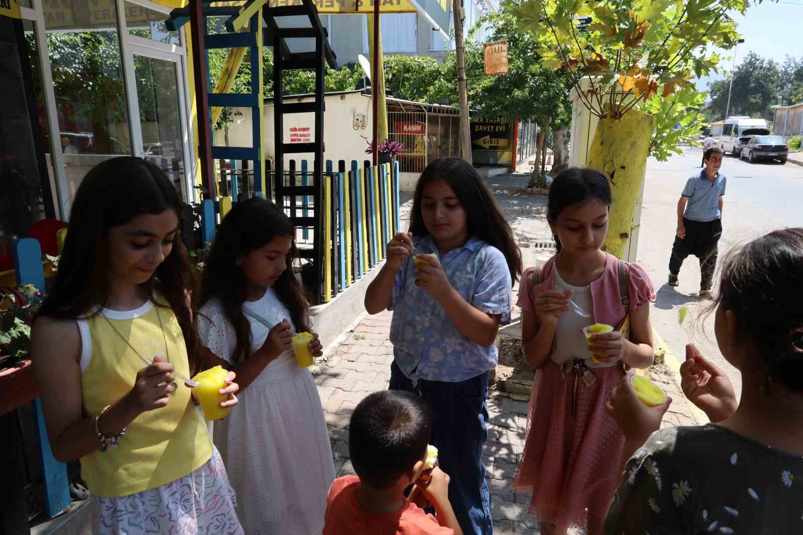 Adanalı &ouml;ğrencileri serinleten karne hediyesi
