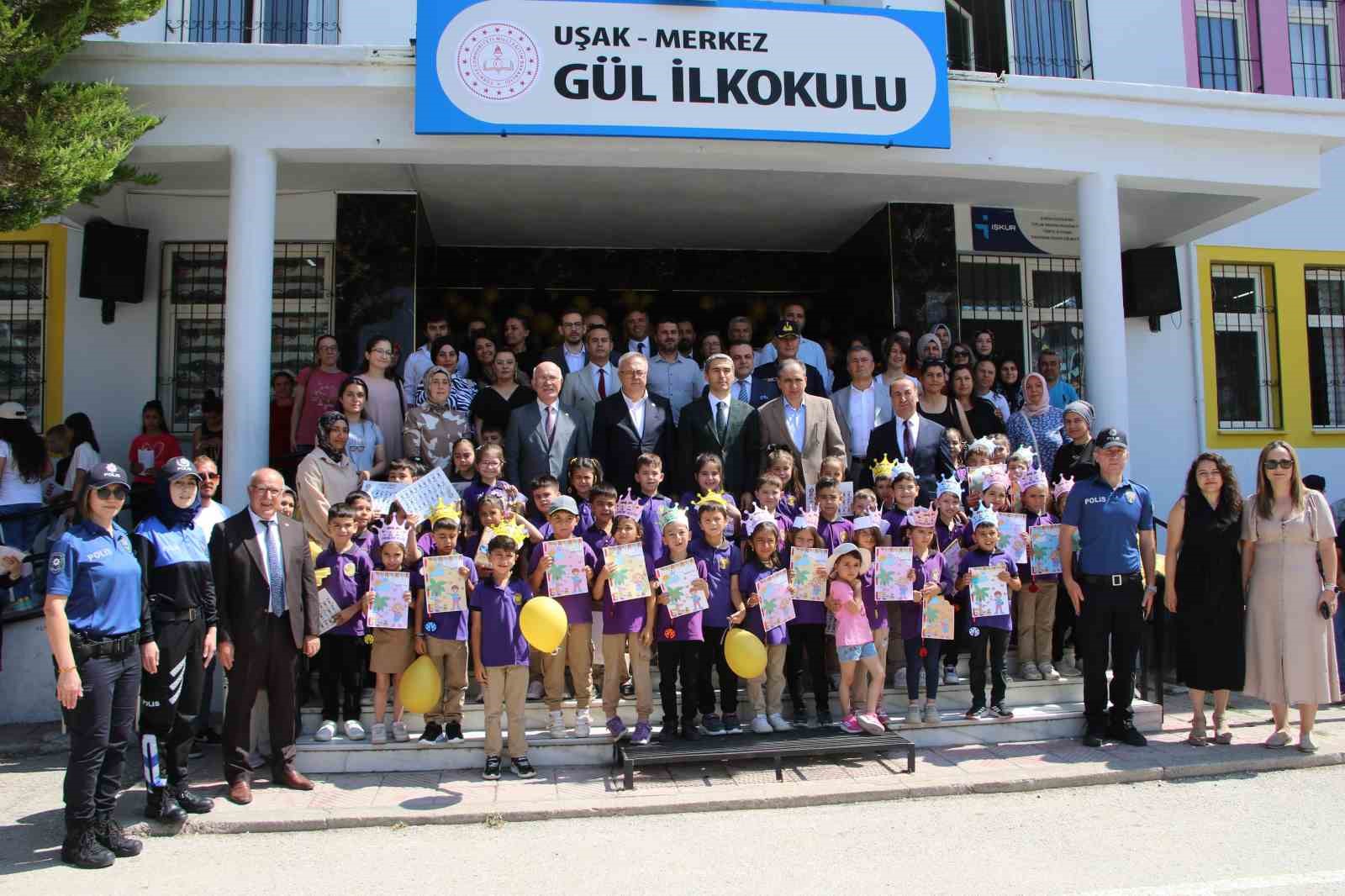 Uşak&rsquo;ta 65 bin &ouml;ğrenci karnesini aldı
