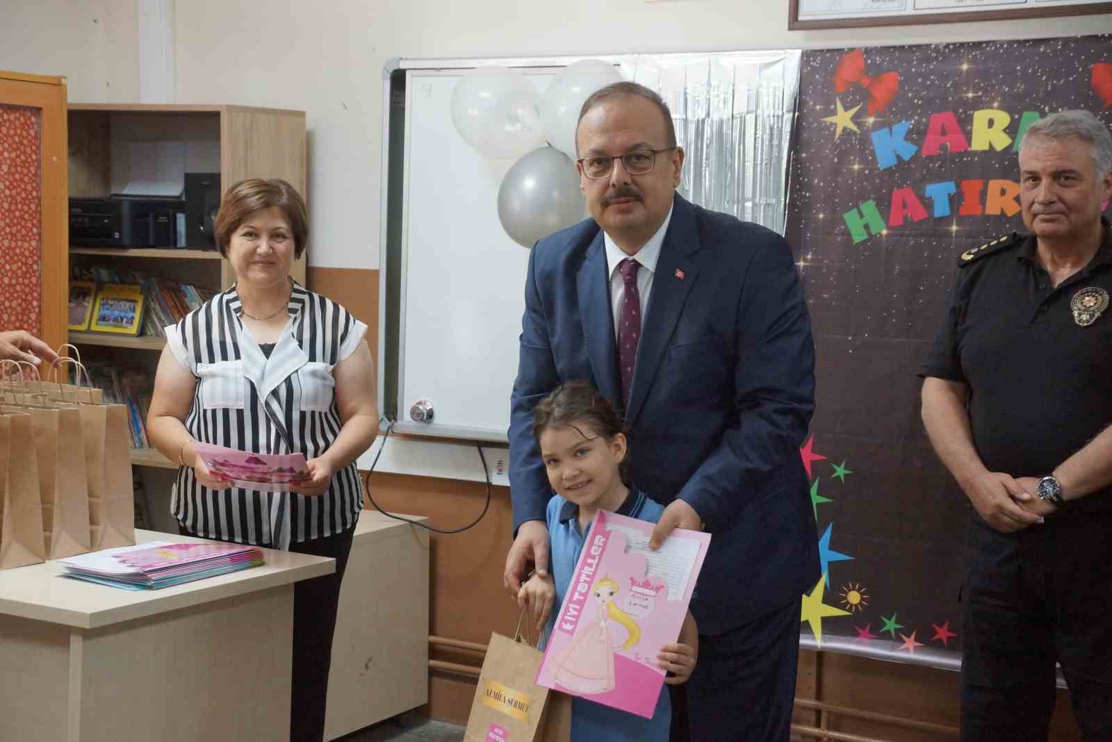 Öğrencilerin karnelerini Vali Canbolat verdi