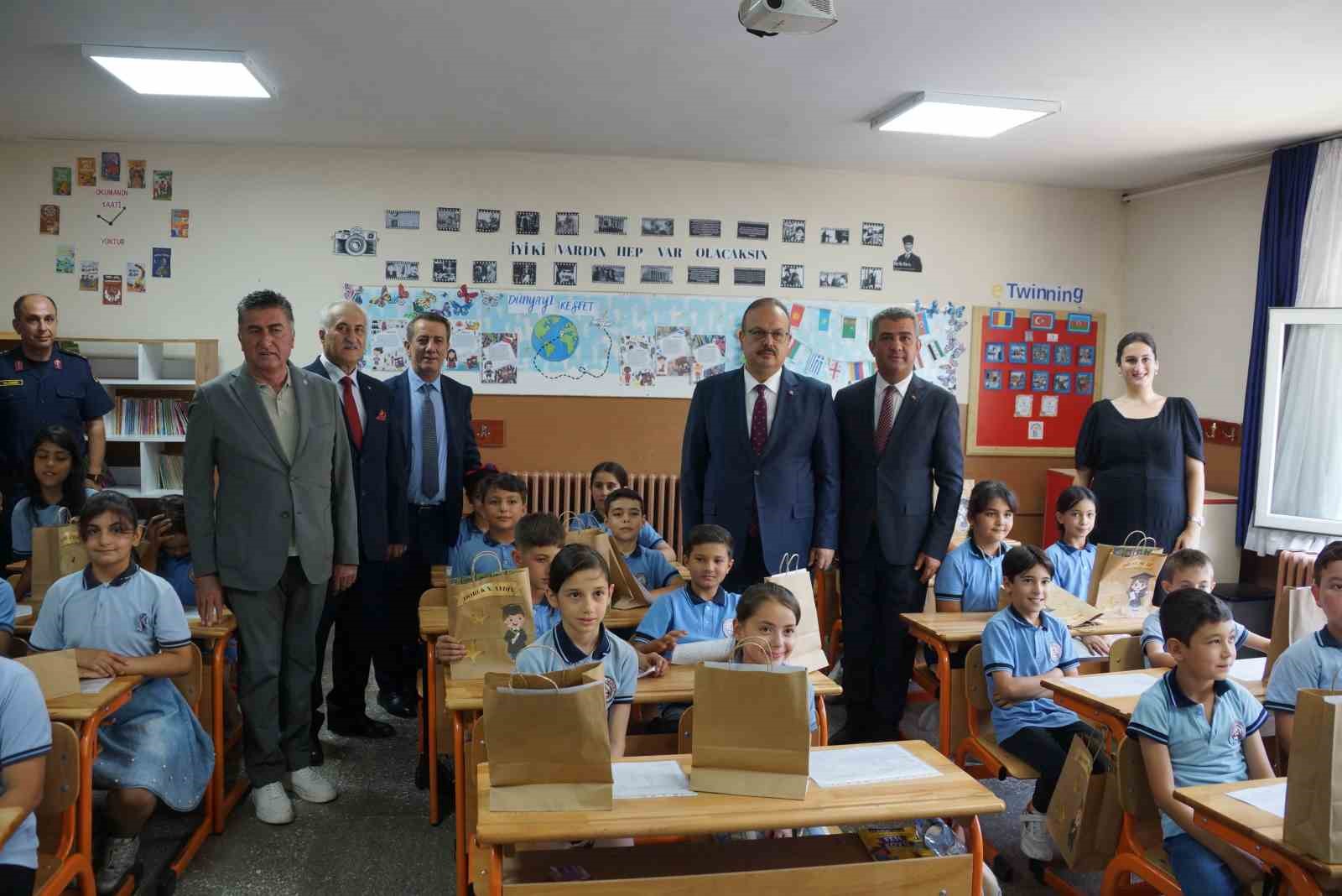 Öğrencilerin karnelerini Vali Canbolat verdi
