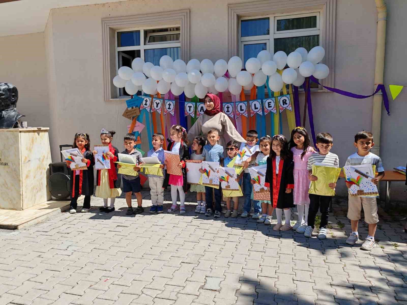 Tercan’da 2 bin 12 öğrenci karne aldı