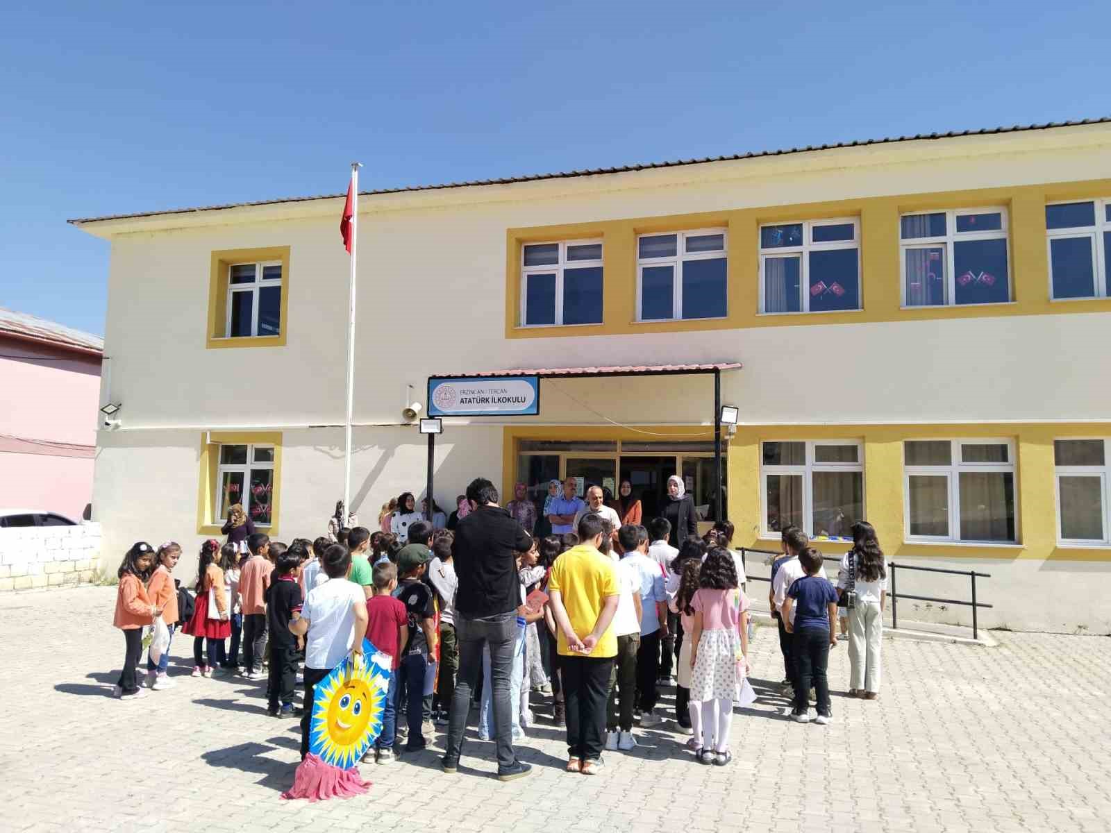 Tercan&rsquo;da 2 bin 12 &ouml;ğrenci karne aldı
