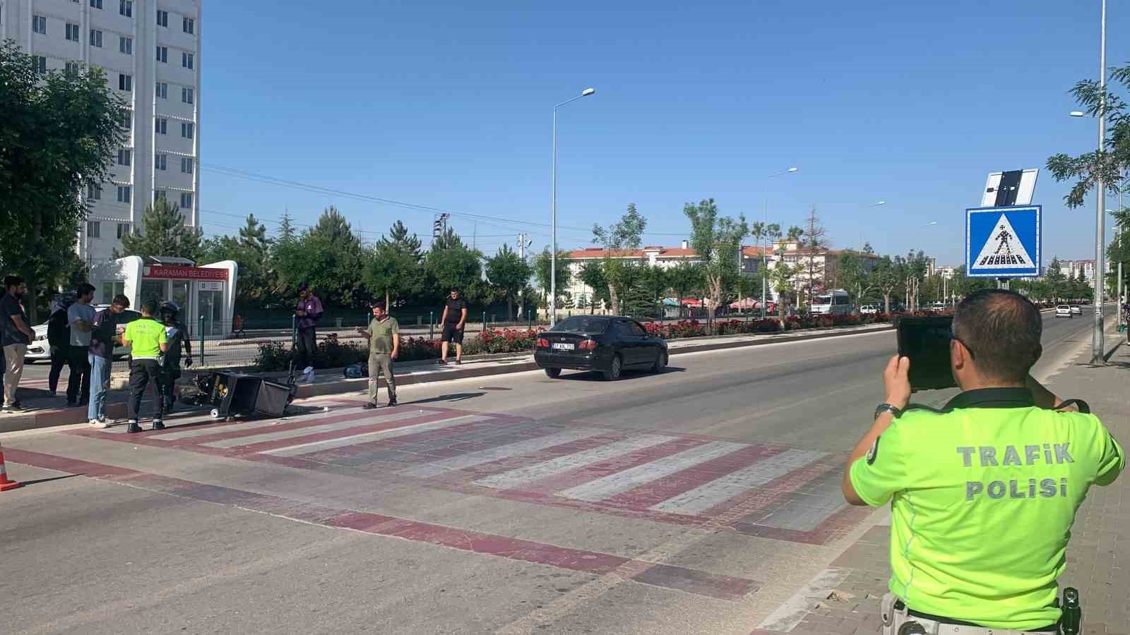 Karaman&rsquo;da otomobille &ccedil;arpışan motokurye yaralandı
