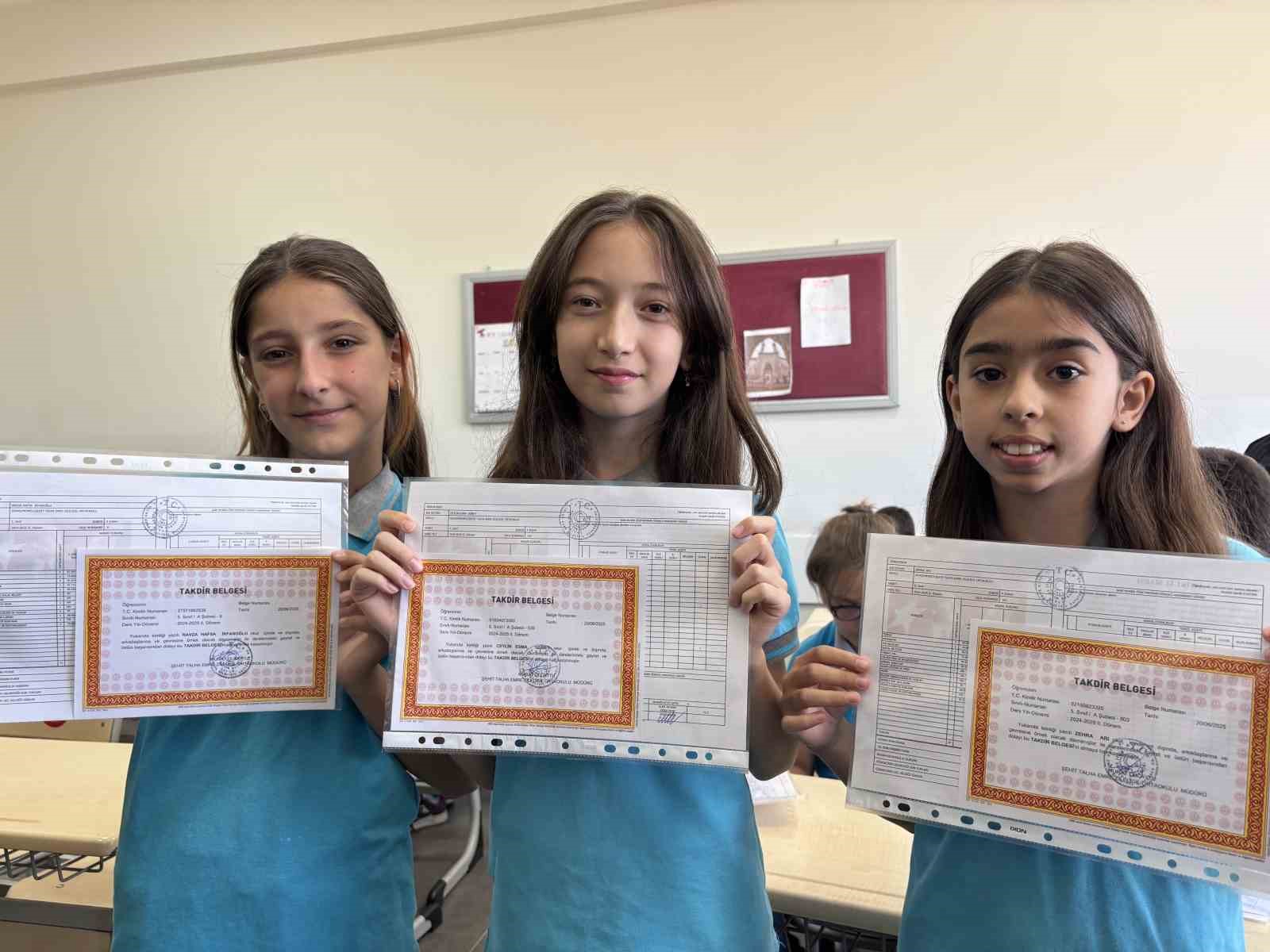 Sivas&rsquo;ta 121 bin 211 &ouml;ğrenci karne heyecanı yaşadı
