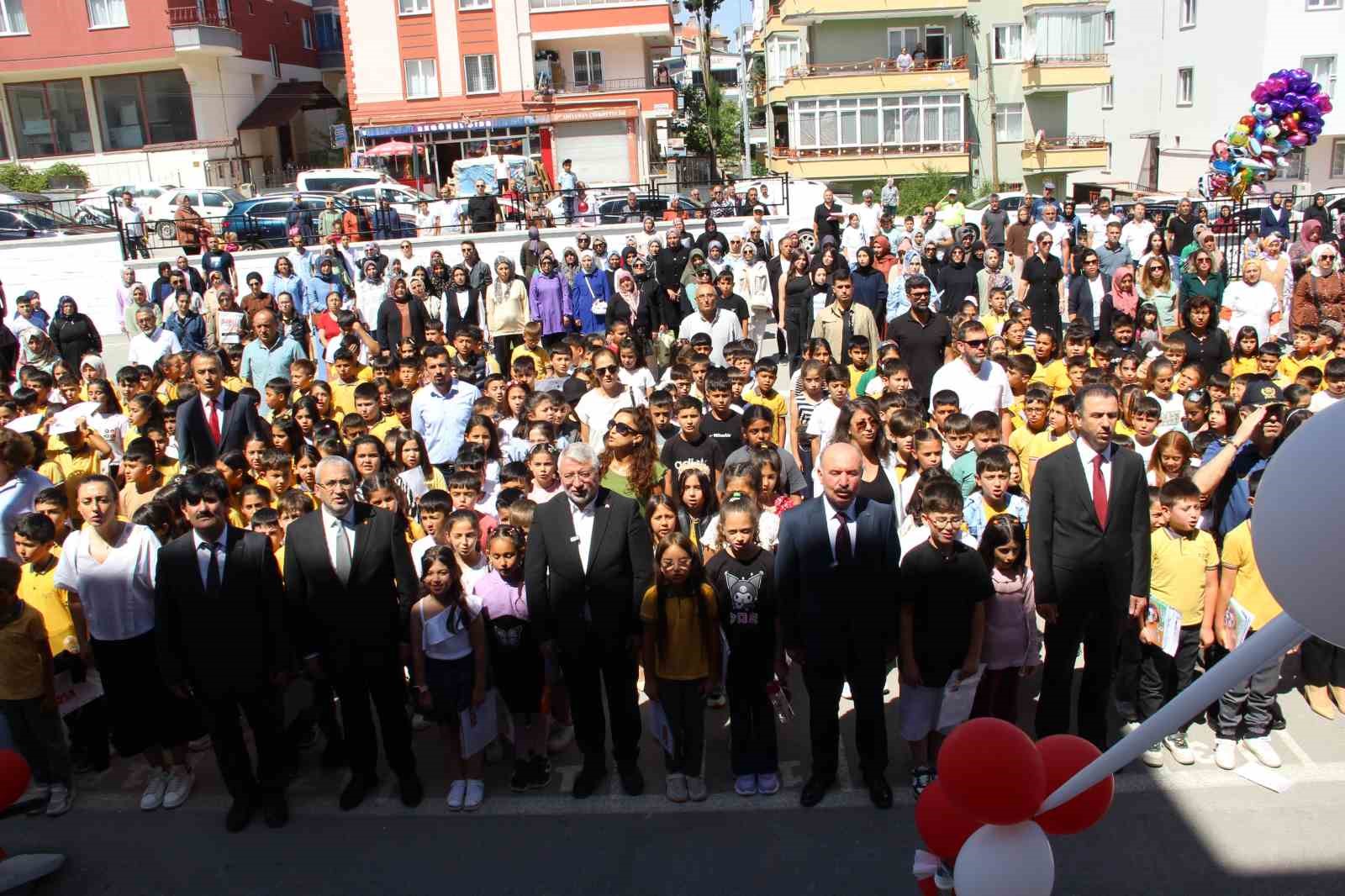 &Ccedil;orum&rsquo;da 86 bin &ouml;ğrenci i&ccedil;in karne heyecanı
