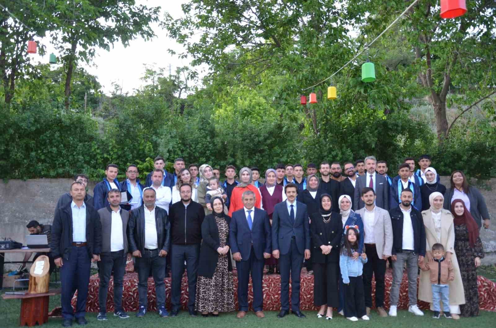 Tercan’da meslek liselilerinin mezuniyet sevinci