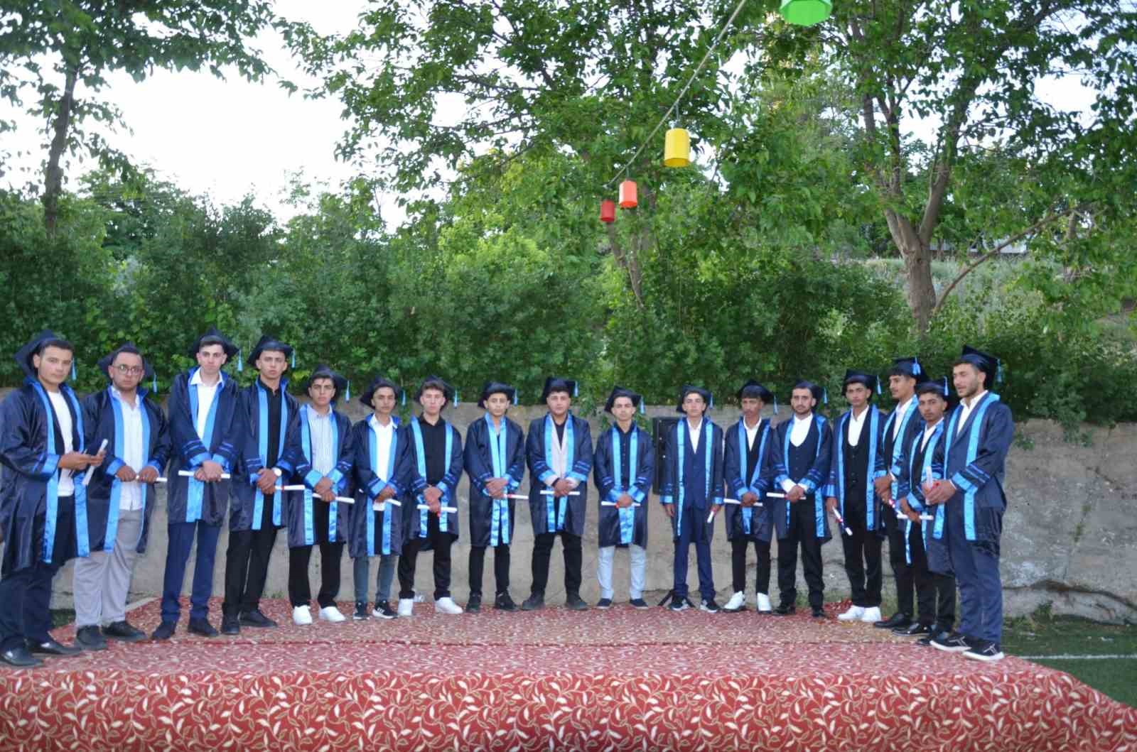 Tercan&rsquo;da meslek liselilerinin mezuniyet sevinci
