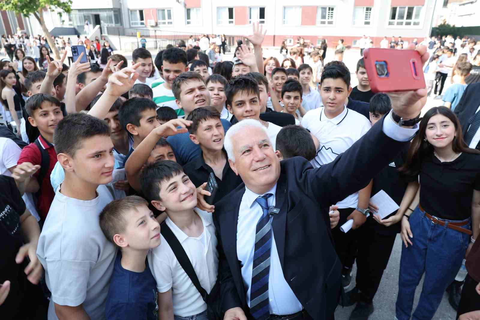 Başkan Bozbey, &ouml;ğrencilerin karne sevincine ortak oldu
