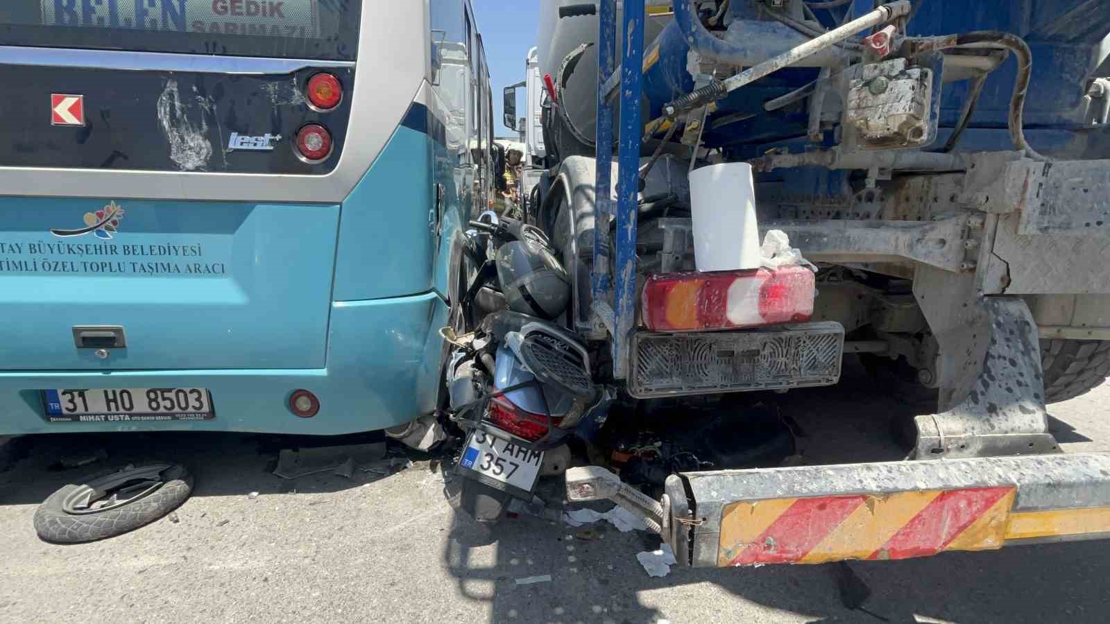 Hatay’da minibüs ile beton mikseri arasında kalan motosikletli yaralandı