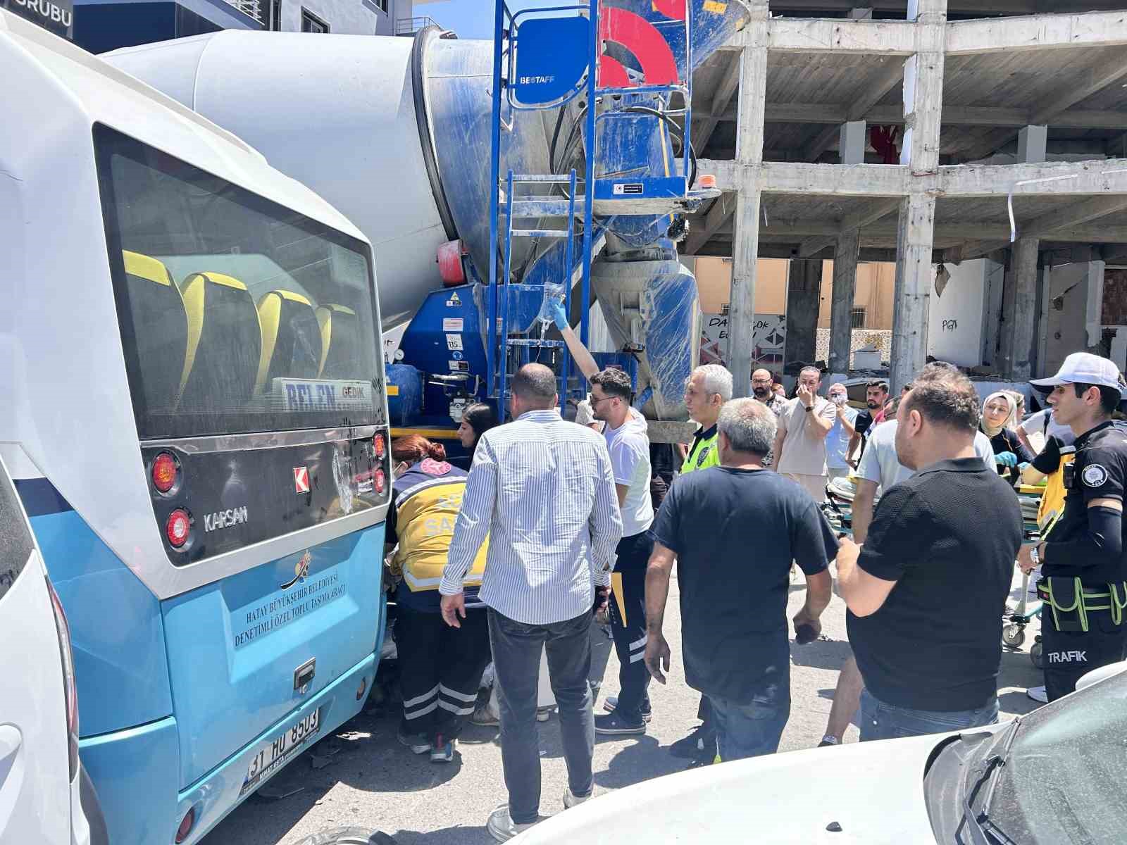Hatay&rsquo;da minib&uuml;s ile beton mikseri arasında kalan motosikletli yaralandı
