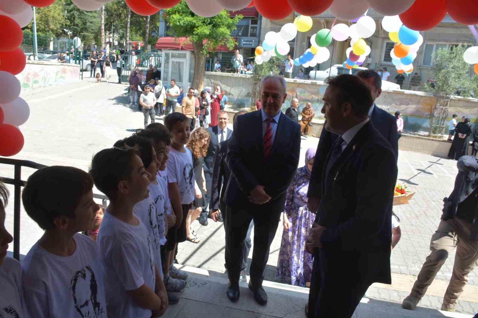 Vali Faik Oktay S&ouml;zer, &ccedil;ocuklara bol bol kitap okumalarını tavsiye etti
