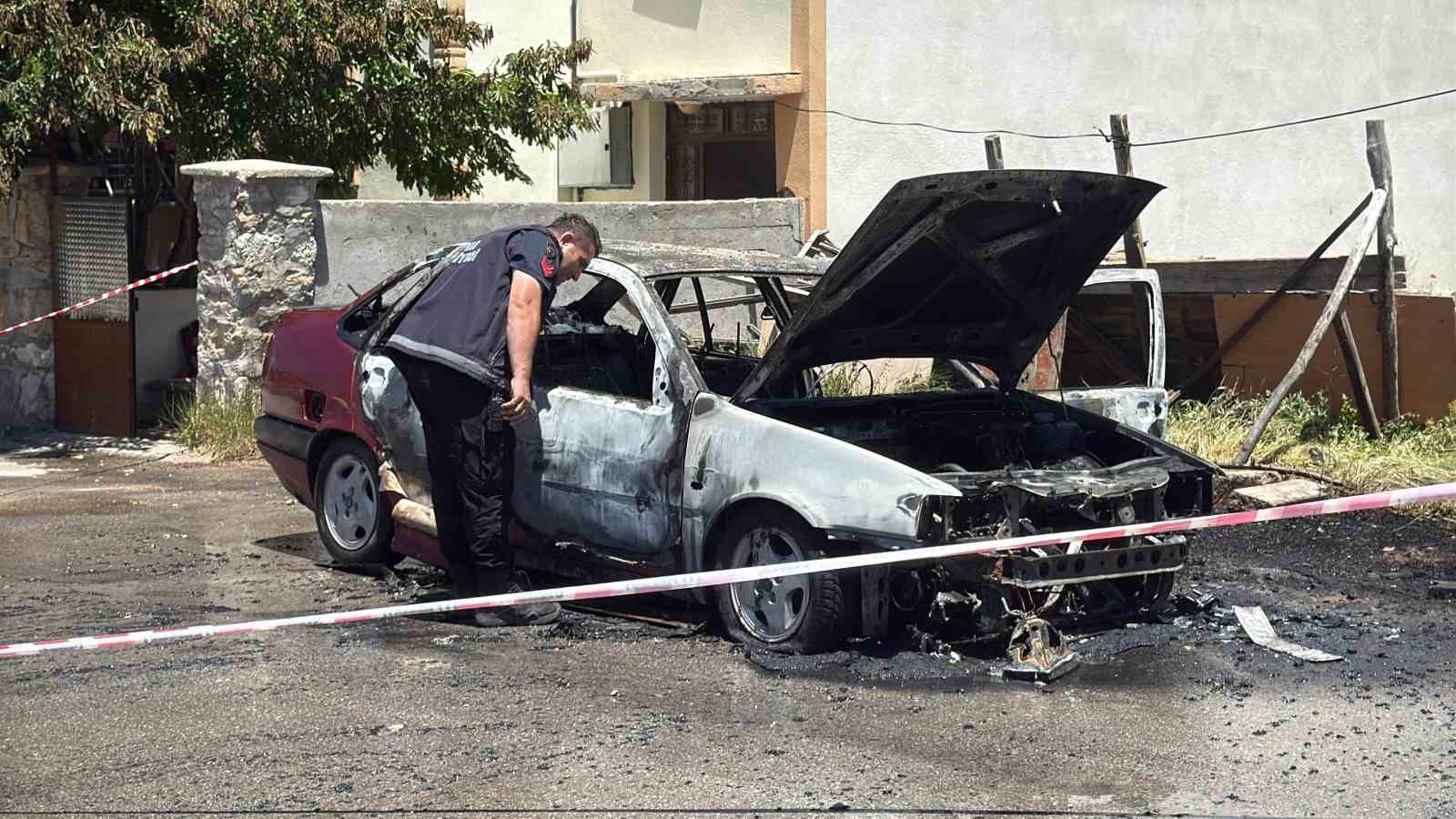 Park halindeki otomobil alev topuna dönerek kullanılamaz hale geldi