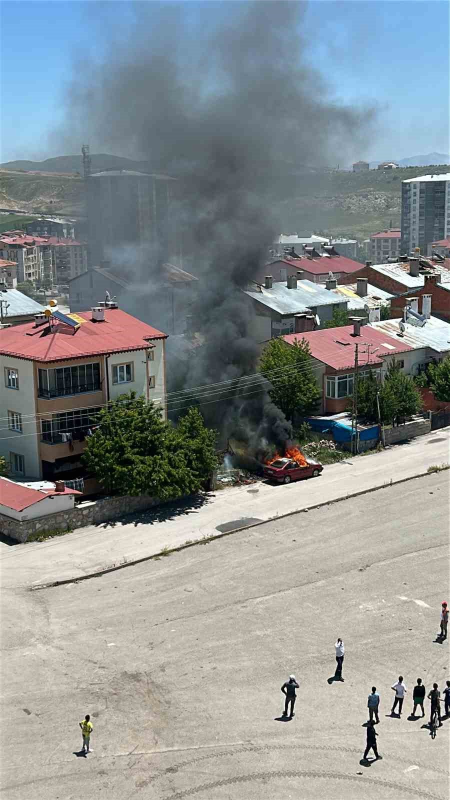 Park halindeki otomobil alev topuna d&ouml;nerek kullanılamaz hale geldi

