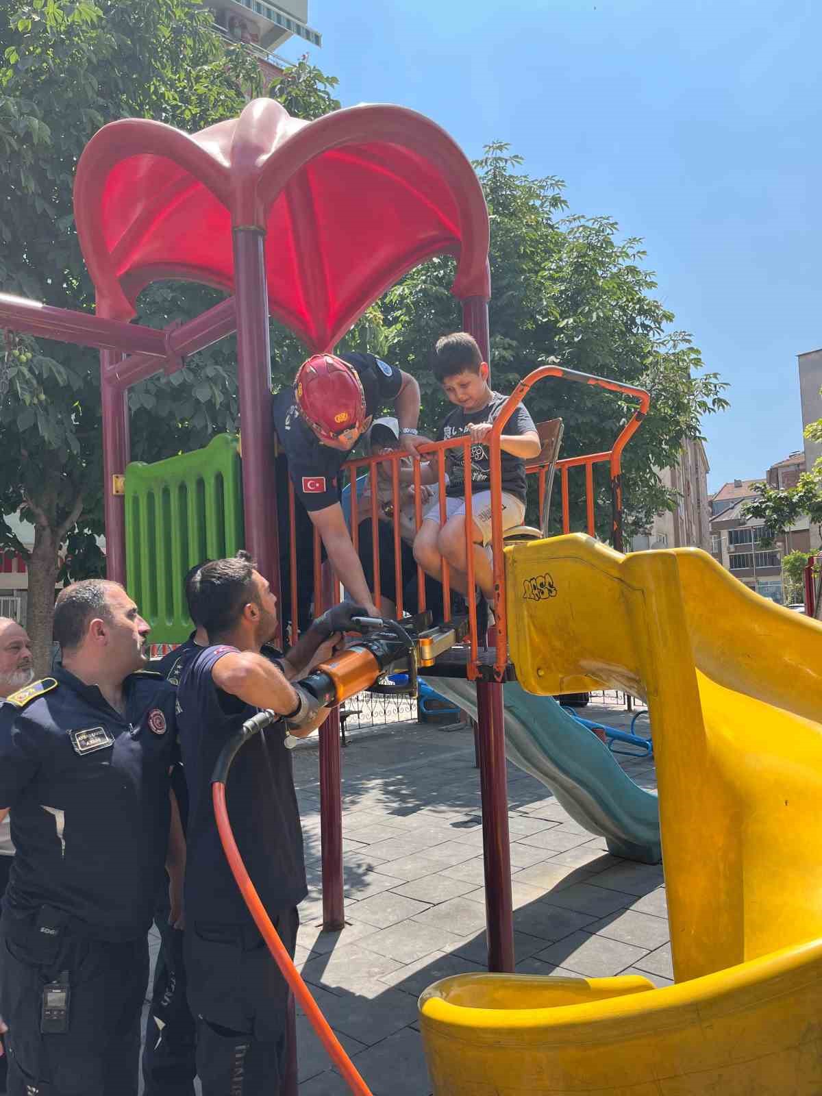 &Ccedil;ocuk karne g&uuml;n&uuml; dehşeti yaşadı
