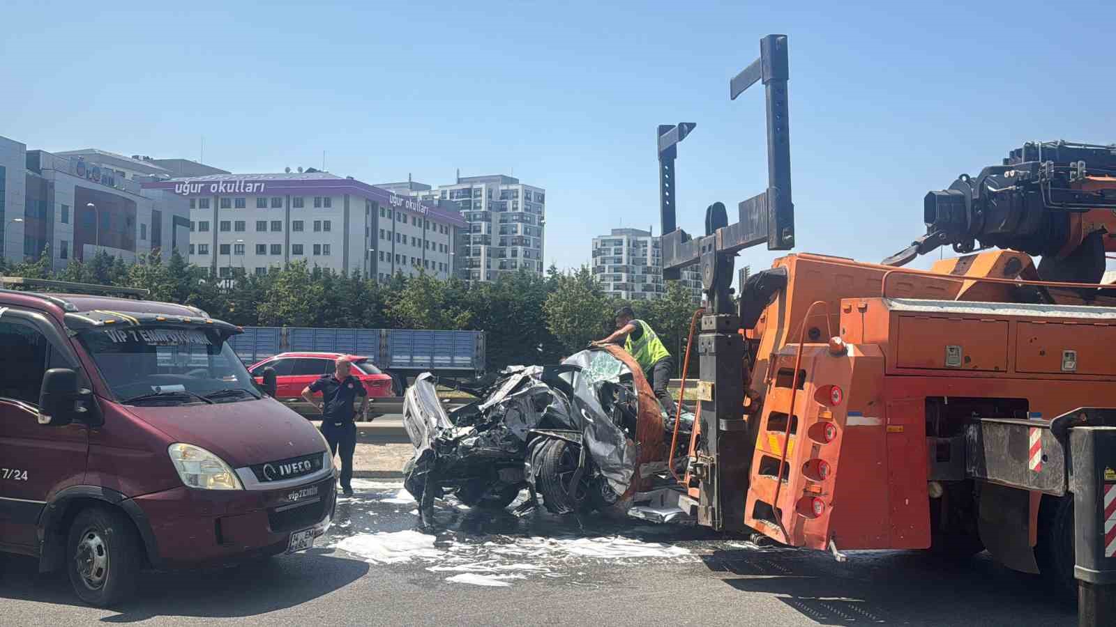 Sancaktepe TEM&rsquo;de zincirleme kaza: Tır ile kamyon arasında sıkıştı 