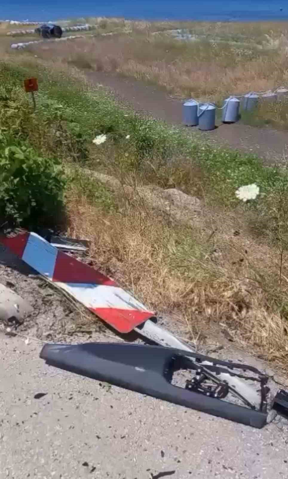 Otomobil bariyere saplandı, s&uuml;r&uuml;c&uuml; sağ kurtuldu
