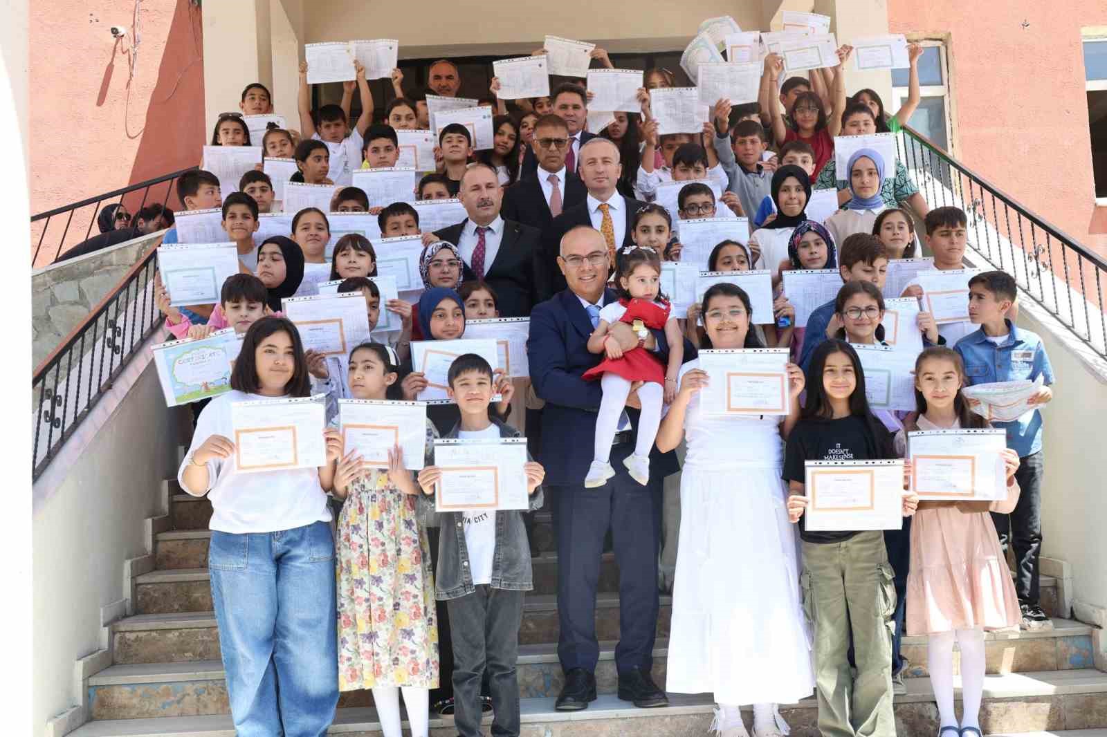 Vali Koç öğrencilerin karne heyecanına ortak oldu