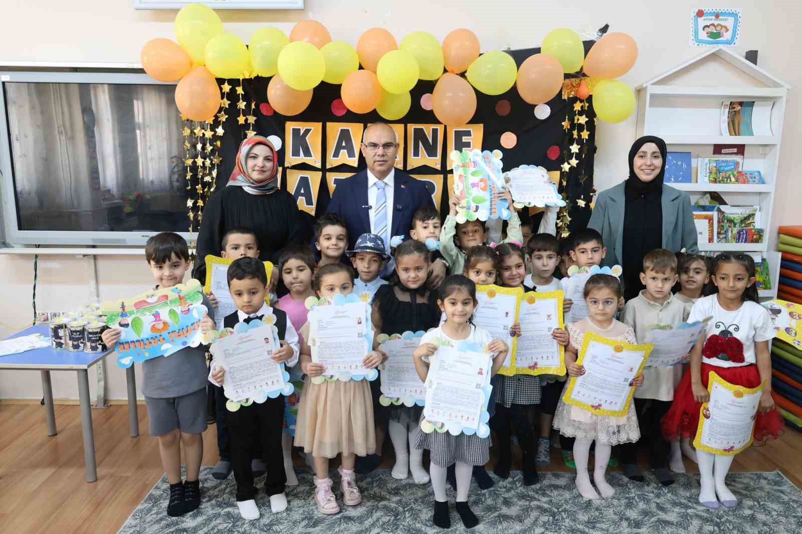 Vali Ko&ccedil; &ouml;ğrencilerin karne heyecanına ortak oldu
