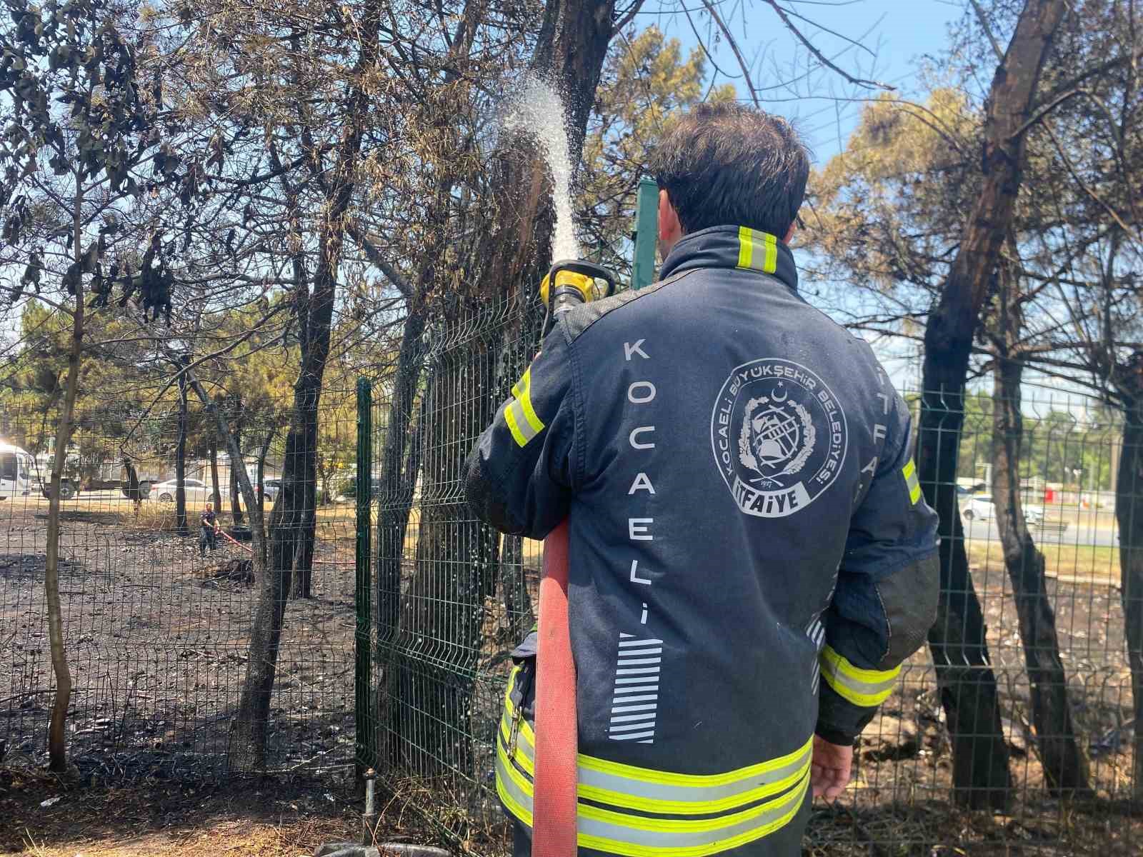 Kocaeli’de ağaçlık alanda yangın çıktı, 4 kişi dumandan etkilendi