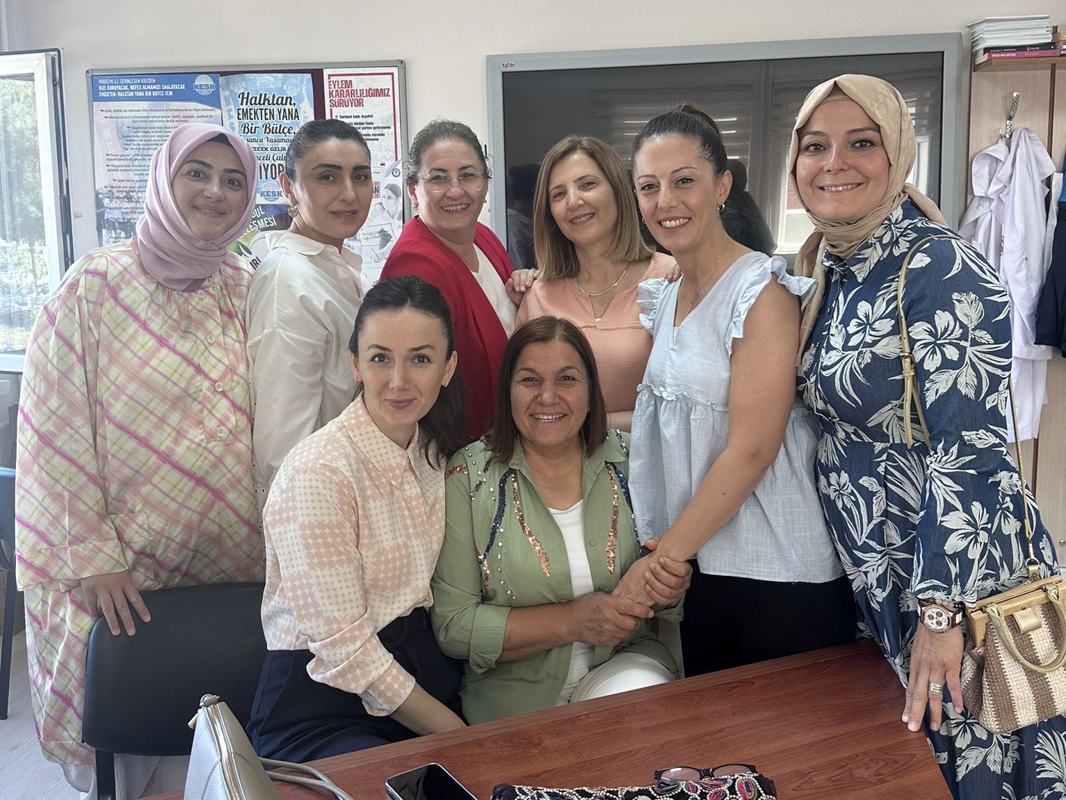 42 yıllık öğretmene duygulandıran veda: "İyi ki öğretmen olmuşum"