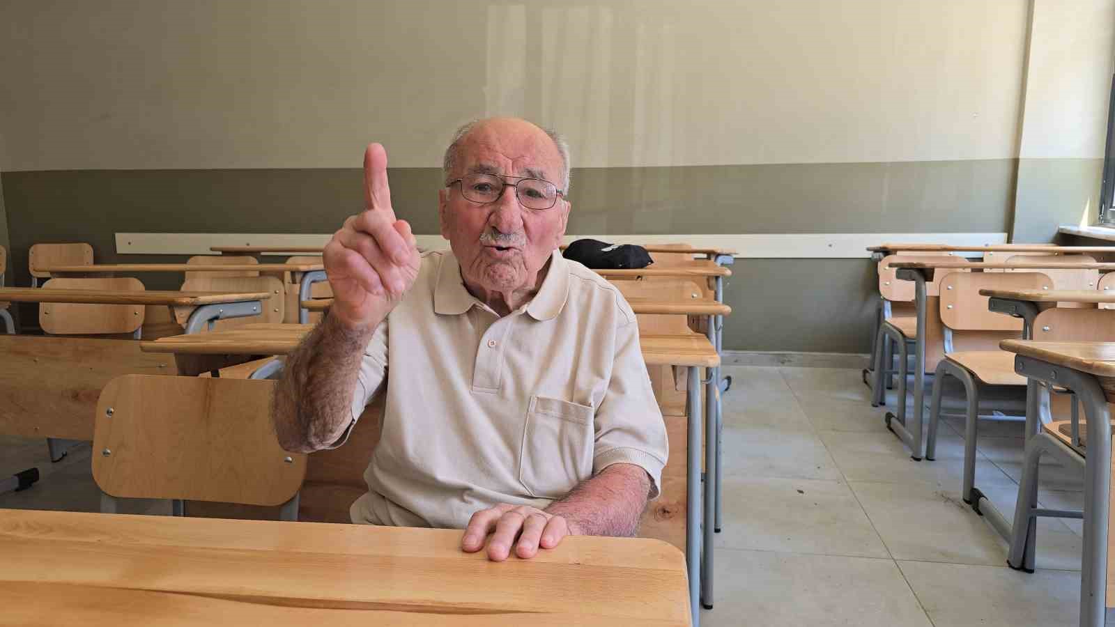 93 yaşındaki Mehmet Tutar, okulunun kep t&ouml;renine katıldı
