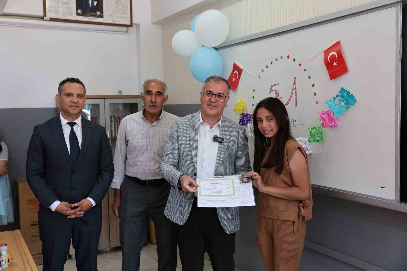 Başkan Özdoğan, öğrencilerin karne heyecanına ortak oldu
