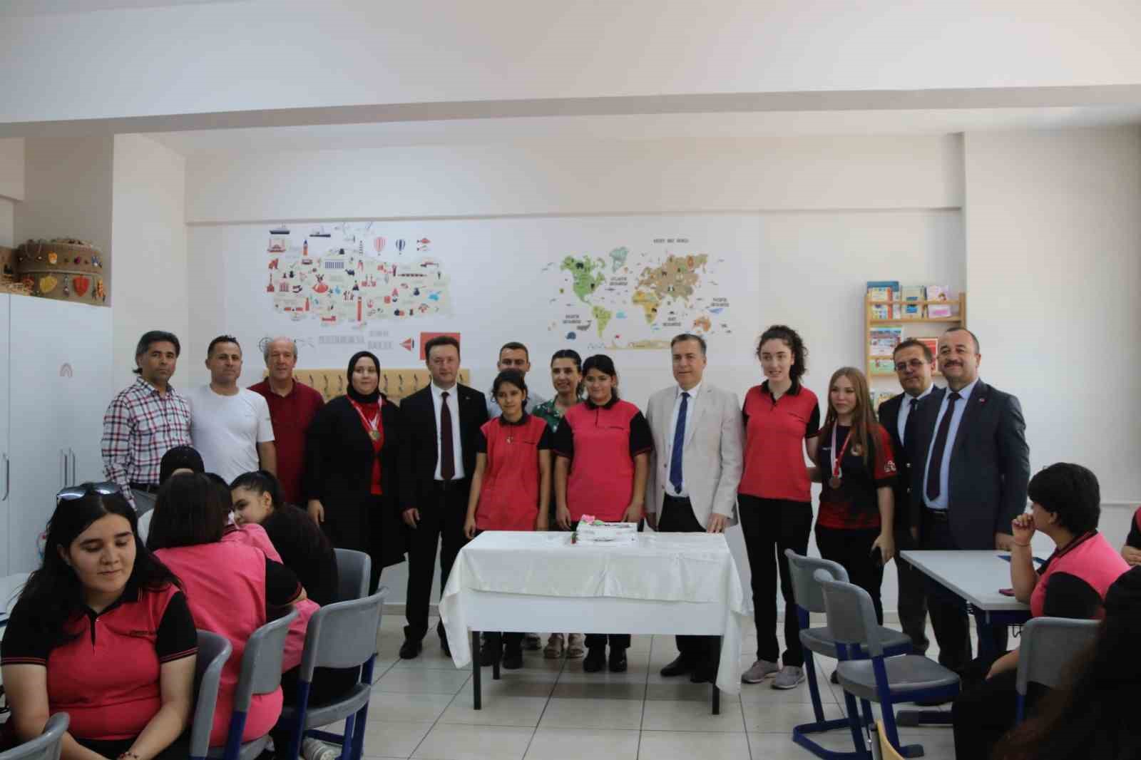 Turgutlu’da 33 bin 776 öğrenci karne heyecanı yaşadı