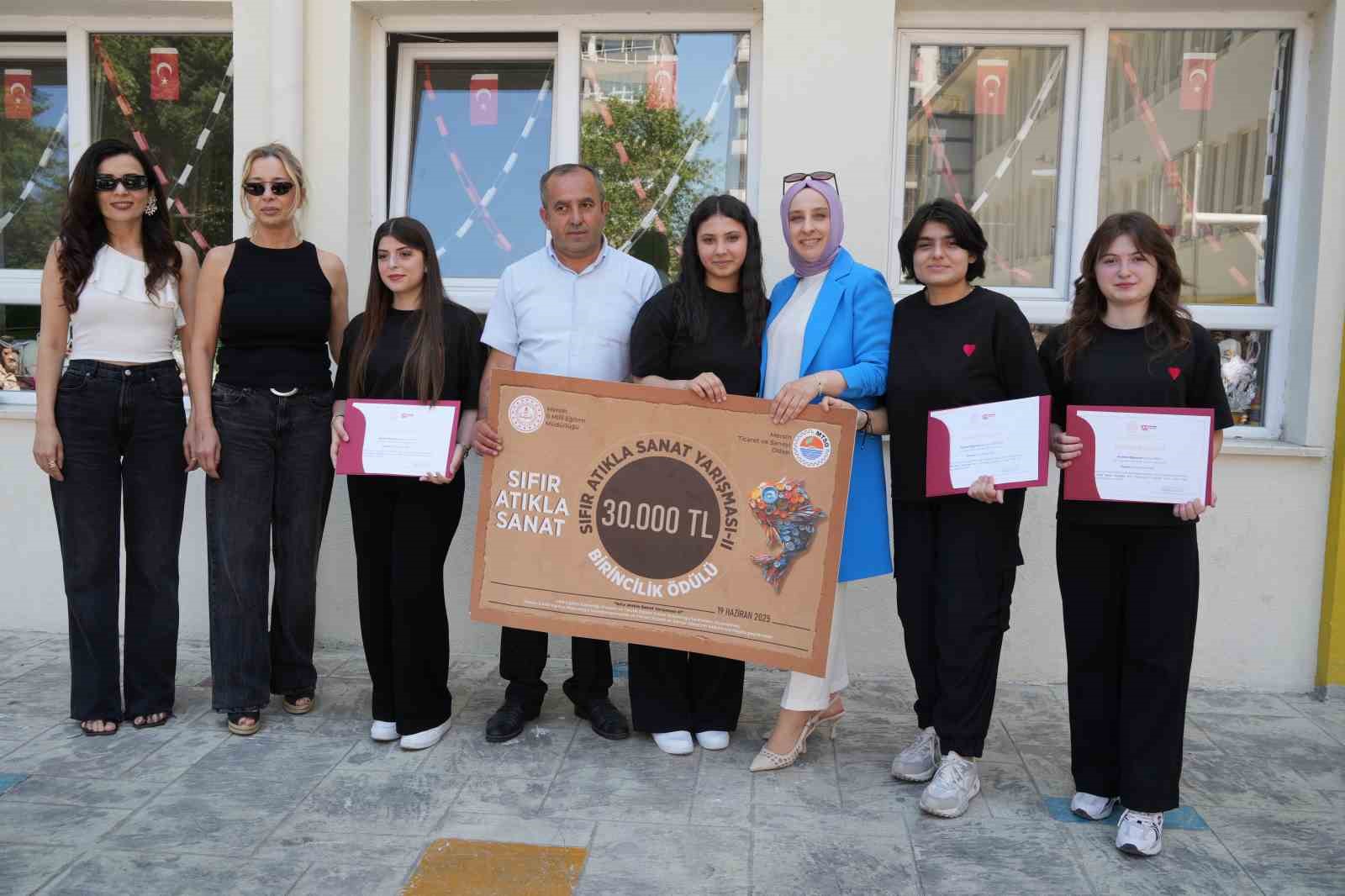 Samsunlu öğrencilerden "Sıfır Atıkla Sanat Yarışması"nda Türkiye birinciliği